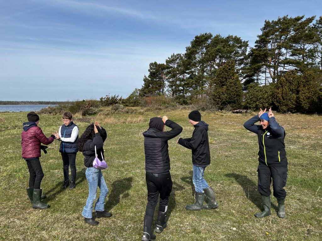 Barn tittar på fåglar