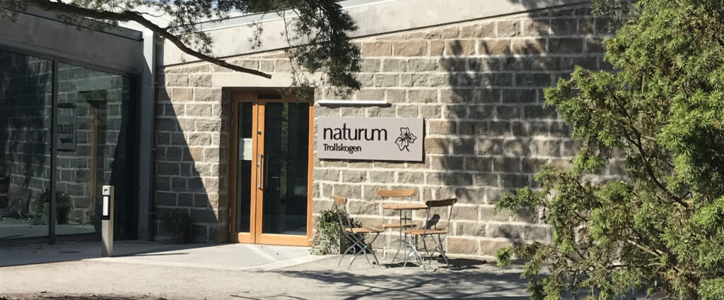 Entrén in till naturum Trollskogen
