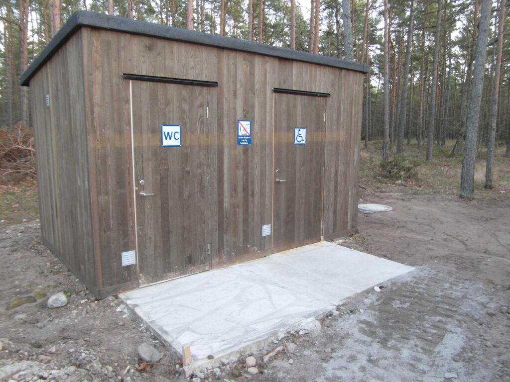 Bilden visar toaletterna nere vid järnägen